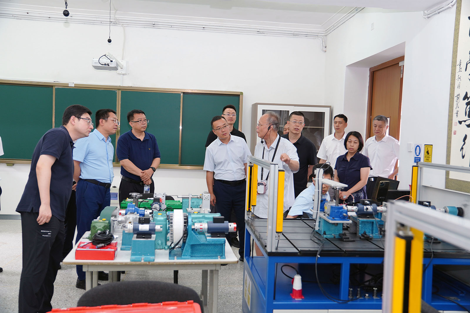 2023年，66岁的谭庆昌教授向专家组汇报机械基础国家级实验教学示范中心教学情况